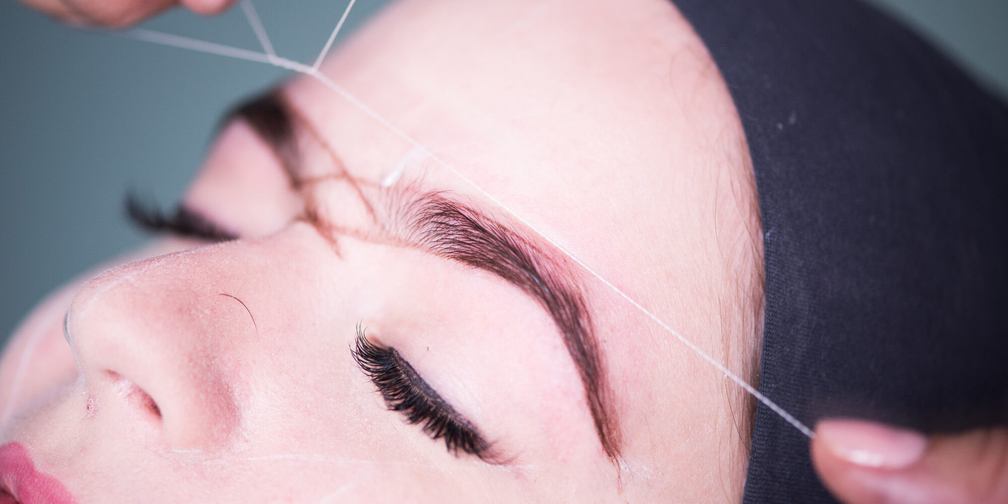 A técnica de design de sobrancelhas chamada DP Eyebrows, desenvolvida por Debora Poliane, de São Paulo, garante um semblante mais definido e sem efeito artificial. Confira!