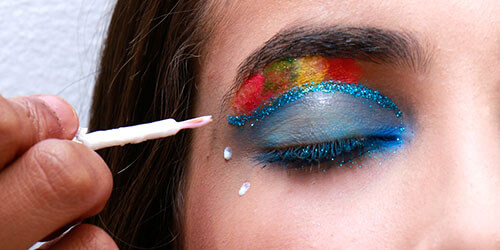 Simples e fácil: aprenda uma maquiagem de carnaval em candy color