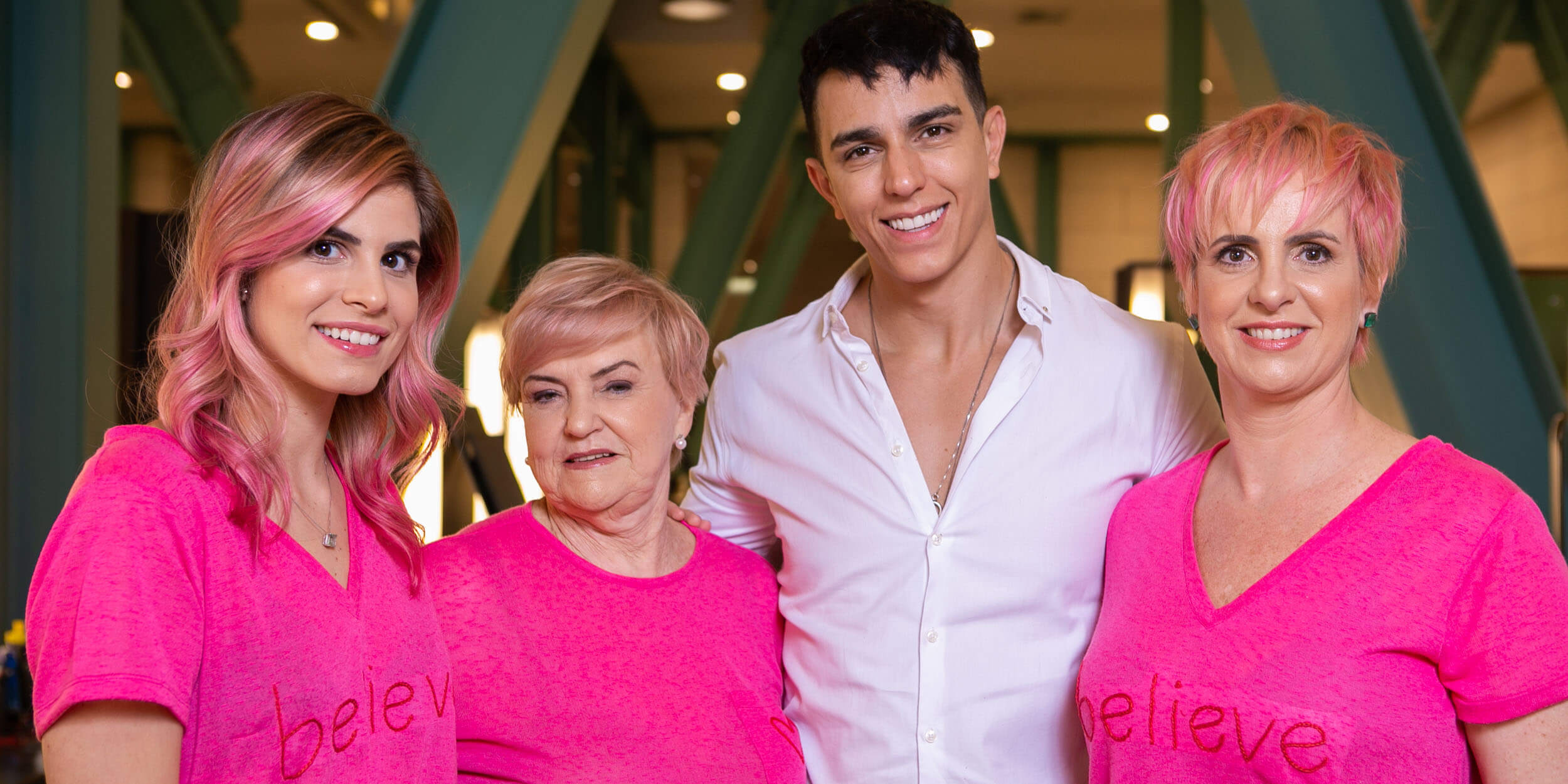 A influenciadora Stephanie Garcia foi com a mãe e a avó colorir os fios de rosa no Studio W, com Ricardo Rodrigues, embaixador de Wella Professionals